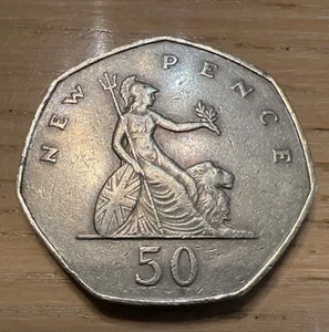 UK 1976 50 New Pence Coin - England Queen Elizabeth II 🇬🇧 Pre Decimal Coin - Picture 1 of 2