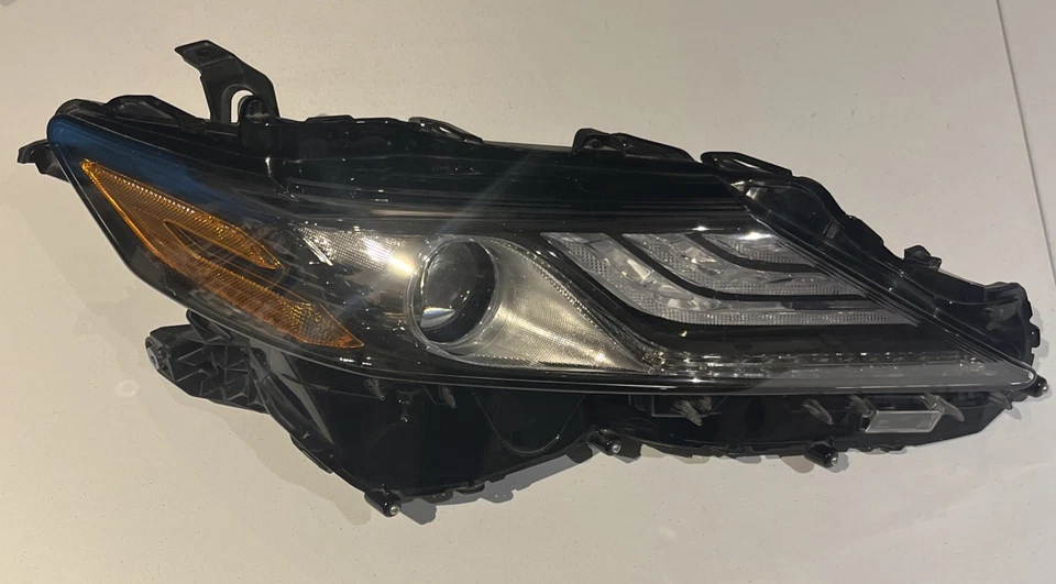 Farol dianteiro direito Toyota Camry 2018-2022 feixe triplo preto fabricante de equipamento original - Imagem 1 de 4