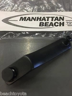 FJ CRUISER 2007-2010 GANCHO ALFOMBRILLA DELANTERA INTERIOR 58521-35050 PIEZA GENUINA TOYOTA Foto 1 de 3