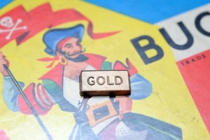 VINTAGE WADDINGTONS BUCCANEER BOARDGAME SPARE PLASTIC GOLD BAR BOARD GAME - Picture 1 of 2