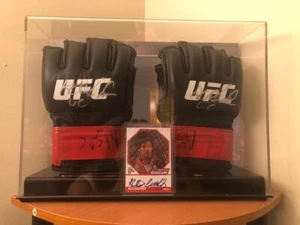 Alex Cáceres PELEA USADA EN UFC WIN Guantes Usados Firmados por NSAC y Bruce Leroy!! - Imagen 1 de 4