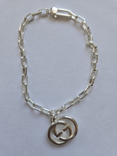 Bracciale Gucci in argento sterling con ciondolo GG ad incastro
