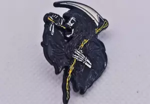 Death Skeleton Halloween Enamel Pin - Collectible Metal Badge for Hats - Gothic - Bild 1 von 2