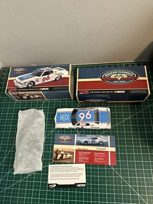  Tractor Ford Torino 1978 #96Dale Earnhardt Cardinal 1/24 Lionel NASCAR CLASSICS Foto 1 de 4