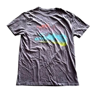 Camiseta gráfica de anfiteatro Wrangler MD John Denver Red Rocks para hombre - Imagen 1 de 4