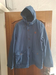 Cappotto parka uomo Fred Perry blu navy con cappuccio taglia media ptp 23" prezzo consigliato £180 alloro  - Foto 1 di 12
