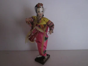 Geisha Puppe Made in Japan auf Holzständer trägt einen bunten Kimono nur ausgestellt - Bild 1 von 11