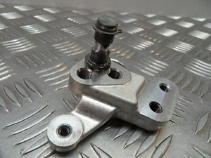 Soporte y eje de montaje de palanca de cambios genuino Suzuki GSXR 600 / 750 2006 a 2010 - Imagen 1 de 7