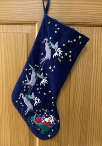 Weihnachtsstrumpf L'Art blau Samt appliziert Weihnachtsmann & Rentier - Bild 1 von 7