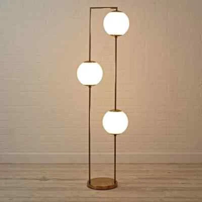 Lámpara de pie Midcentury de latón con 3 orbes de vidrio opalino brillante - moderna vintage Foto 1 de 4