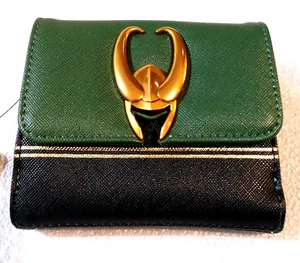 Loungefly Loki Horn Helm Logo Damen Marvel Thema Grün Geldbörse Neu Etikett - Bild 1 von 9