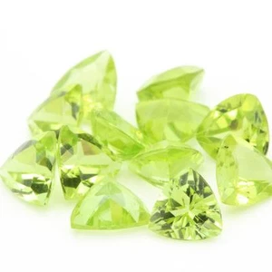 Green Peridot. Triangle. IF-VVS1 (sold individually). Pakistan - Picture 1 of 1