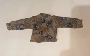 2003 Bratz Boyz Motorrad Cade Puppe Ersatz braun Flagge Print Shirt - Bild 1 von 2