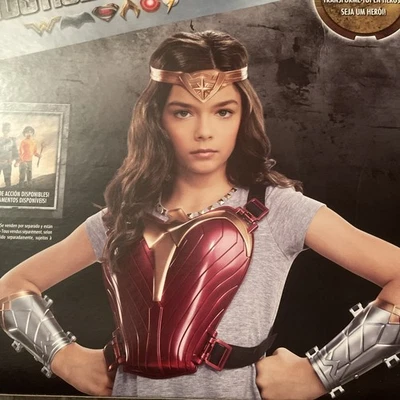 Mattel DC Mujer Maravilla Héroe Conjunto Armadura Tiara Guanteletes Disfraz Halloween Foto 1 de 4