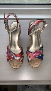 Sandalias florales Guess en excelente estado talla 38,5 - Imagen 1 de 5