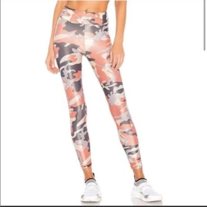 Revolve Koral Lustrous High Rise Legging in Rose Quartz Camo size M - Picture 1 of 11