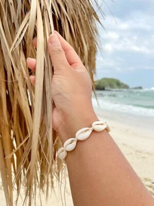 Stunning Cowrie Shell Bracelet - One Size - Picture 1 of 3