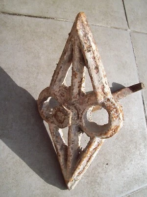 ANCIENNE ANCRE DE TIRANT EN FONTE OU CLÉ DE TIRANT - CROIX DE CHAÎNAGE DE TIRANT - Photo 1/4