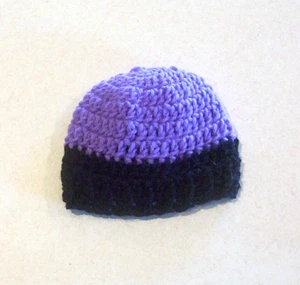 Gehäkelte helllila mit schwarzem Rand Strumpf Mütze 18" Puppe - Bild 1 von 1