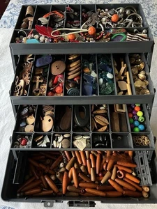 5,5 Pfund Gemischt Handwerk Schmuck Lot Perlen Charms Knöpfe Holz Metall Harz - Bild 1 von 6
