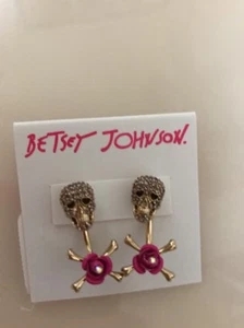 Pendientes de tachuelas frontales traseros Betsey Johnson CRÁNEO ROSA ROSA-CRUZ NUEVOS CON ETIQUETAS - Imagen 1 de 2