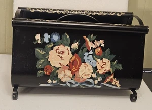 TOLE SCHWARZ METALL ZEITUNGSSTÄNDER FLORAL HANDBEMALT GOLDBESATZ VINTAGE - Bild 1 von 8