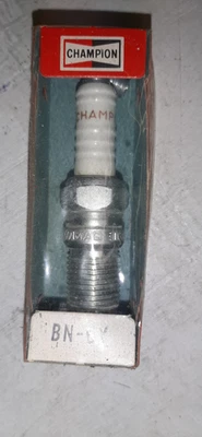 BN6Y SET 4 CANDELE CHAMPION  NUOVE PER RENAULT CIRTROEN PEUGEOT - Image 1 of 3