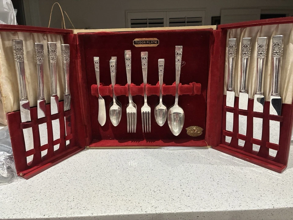 Oneida Community Coronation 1936 Silverplate Flatware Set In Wood Chest 51 pc - Image 1 of 4