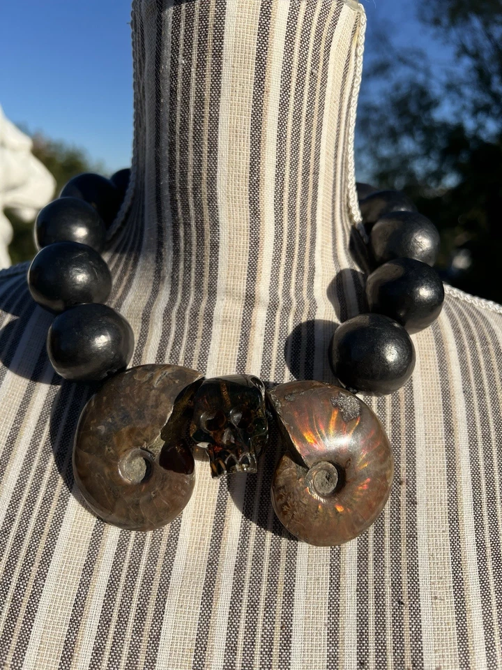 Collar Aadya Bazaar Amonita, Calavera Ámbar y Barro Negro y Arcilla Negra Oaxaqueña Foto 1 de 4