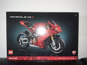 LEGO TECHNIC: Ducati Panigale V4 S Motorcycle (42202) - Picture 1 of 2