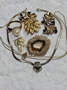 Beautiful 8 Piece Vintage Goldtone Mixed Fashion Jewelry Lot - Picture 1 of 11