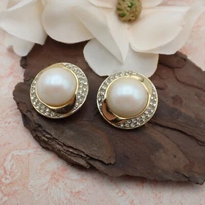 Vintage Richelieu Simulated Pearl Rhinestone Gold Tone Round Dome Clip Earrings - Picture 1 of 6
