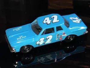 PERSONALIZZATO Matchbox Lee Petty 1962 Plymouth Savoy, 1/64° - Foto 1 di 4