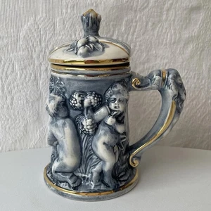 Querubines en relieve azul piedra con tapa Capodimonte con mango de cabeza de león dorado - Imagen 1 de 19