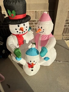4'   Inflatable Christmas Snowman Family Scene Yard Decoration - Picture 1 of 4