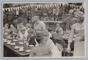 ernster Kindergeburtstag - Frauen Jungen Mädchen Kuchen Essen - Altes Foto - Picture 1 of 2