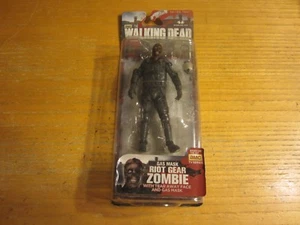 Modellino Gas Mask Riot Gear Zombie The Walking Dead 2013 McFarlane serie 4 nuovo con scatola - Foto 1 di 2