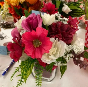 Small Glass Vase with lovely flower arrangement. - Picture 1 of 3
