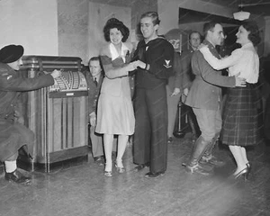 Jukebox Military Dance Vintage 8x10 Reprint Of Old Photo - Bild 1 von 1