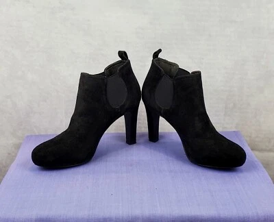 "Botines SASHA Tahari de gamuza negra de 3,9"" con tacón". Talla 10M, usado en excelente estado. Foto 1 de 4