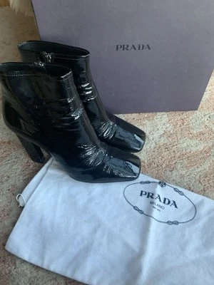 Botas de charol Prada 4", 38/8, puntera cuadrada, usadas una vez, caja original, $595 Foto 1 de 4