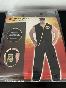 Cobra Kai Kostüm. Erwachsene Plus 2XL 48-52. Halloween (nagelneu) - Bild 1 von 2