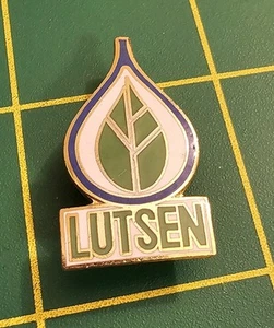 LUTSEN distintivo spilla sci MINNESOTA stazione sciistica souvenir bavero da viaggio B17 - Foto 1 di 2