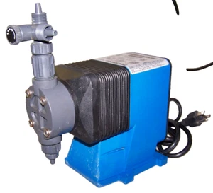 PULSAFEEDER PULSATRON ELECTRONIC METERING PUMP 115V .40A 1 PHASE LC03SA-VTCJ-XXX - Picture 1 of 9