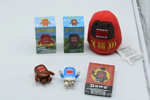 Domo LOT includes 4x  2" Qee Figure- SDCC Exclusive Series 2 & NHK Domo-kun Cover