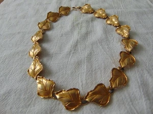 collar vintage firmado paqueta hojas dorado mate - Imagen 1 de 5