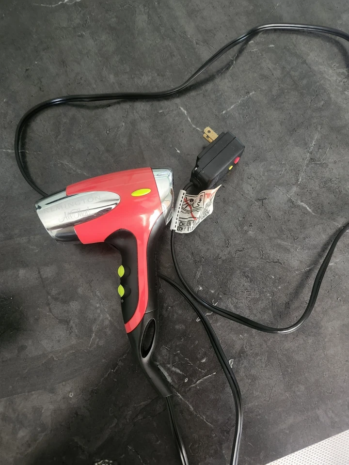 Secador de pelo compacto Remington Red "All That" secado rápido sin frizz Ion D3310 Foto 1 de 4