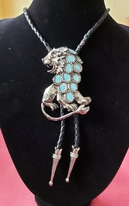 Bolotie Bolo Tie vaquero corbata occidental joyería india piedras de león + correa de cuero - Imagen 1 de 5
