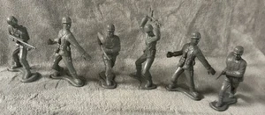 Konvolut - große Spielzeugsoldaten - grau - Bild 1 von 5