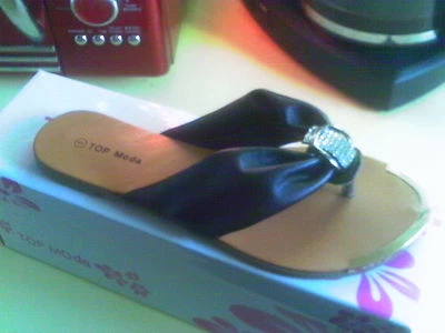 TOP MODA  BLACK LEATHER LOOK BLING FLIP FLOP SANDALS 6 M - Image 1 of 4